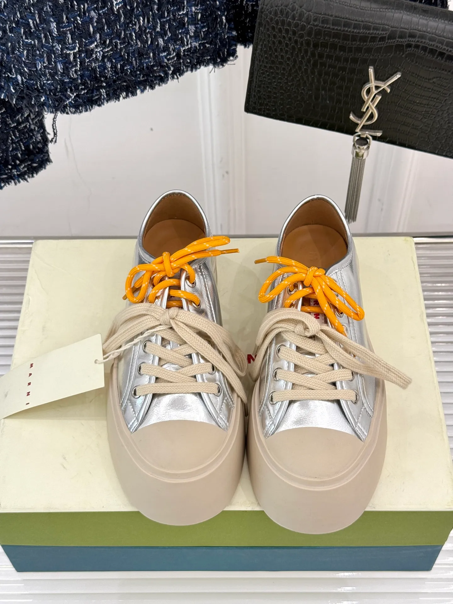 👟👟Ex-factory price 560👟👟 Marni｜Marni's classic double-lace thick-soled big-toe shoes. The overall shape of the shoe is very simple and retro. The color matching is clean and timeless. It is a pair of white shoes that are both comfortable and textured. Anyone who wears them will know how comfortable they are. They are super versatile! No matter how you match the clothes, they are very nice❤️ The fabric is made of imported calfskin. The inner tiptoe is made of lambskin. The original open-molded non-slip rubber sole. Size: 35-39 (40/41 customization is non-returnable)